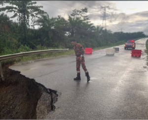 Kejadian Tanah Runtuh Wujudkan 'waterfall' Di Jalam Murum-Belaga (6 August 2022)