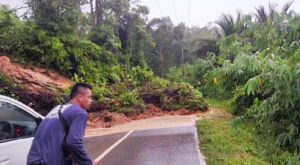 Meninjau Jalan Tanah Runtuh dan Kerja-kerja Pembersihan Jalan Dilakukan (10 Januari 2023)